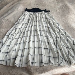 H&M black/white skirt. Size 4, elastic waste.